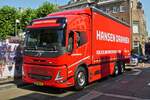 Volvo E-Truck, mit Planen Aufbau, von Hansen Dranken, gesehen in Maastricht. 07.2023