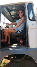 ich durfte mal platz nehmen. und der hier hat noch linkslenkung. in sambia ist linksverkehr!