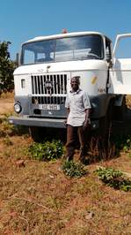 ich habe den w50 am 23.6.2017 in sambia, chinsali-muchinga getroffen. und der ist noch voll im einsatz! mr.banda hat zwei. der hier ist bj. 82 und hat schon den 2. motor drinne. und wenn ich es richtig verstanden habe kam der aus indien.
seine kolben und dichtungen sind hinüber u. ich solle ihm neue besorgen.
das nenne ich mal entwicklungshilfe ohne umwege👍