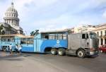 International Harvester CO9800 Sattelzugmaschine unterwegs in Havanna mit Personenauflieger.