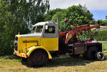 MAN Diesel-Lastkraftwagen Typ 630L1 mit Kranaufbau, gesehen am 27.5.2023 in Tüddern Bauernmuseum Traktortreffen