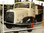 Im Auto- und Technikmuseum Sinsheim steht dieser alte Lastkraftwagen von Mercedes-Benz.