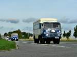 Mercedes Möbelwagen mit ungewohnter Achsanordnung unterwegs von Stralsund nach Stettin am 03.09.08 mit der Hanse-Tour bei Brandshagen  