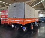 Heckansicht eines Mercedes Benz L315 Pritschen Lastwagen.