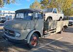 Mercedes Benz L323 'Kurzhauber' Pritschen-LKW. Diese Modellreihe wurde ab Fr�hjahr 1959 gebaut. Mit seinen Geschwistermodellen im schweren LKW-Bereich pr�gte das Modell �ber Jahrzehnte die Stra�enbilder in der ganzen Welt. Die Bezeichnung 'Kurzhauber ...