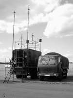 Ein Mercedes-Benz 1017 auf dem Flughafen Neubrandenburg-Trollenhagen.