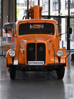 Ein Mercedes Benz L 3500 mit Ruthmann Steiger Arbeitsbühne aus dem Jahr 1958, so gesehen Mitte August 2020 im Verkehrszentrum des Deutschen Museum München.