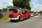 Mercedes Benz Drehleiter am 04.07.21 bei einer Oldtimer Parade zum Jubiläum 75 Jahre Kreisfeuerwehrverband Gießen in Lich (Hessen)