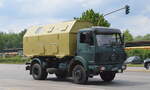 Ein betagter LKW, ein MB 1017 mit einem einem recht eigenartig aussehendem Kofferaufbau (wie er bei der NVA zum Beispiel als Entgiftungsstation im Einsatz war?), ich weiß es nicht genau, wenn