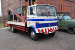 Mercedes Benz LP813 mit einem Abschleppwagen-Aufbau. Die leichten Frontlenker von Mercedes Benz kamen 1965 auf den Markt und wurden im Werk Wörth montiert. Mit einigen leichten Retuschen wurde dieses Modell bis 1984 produziert. Es war mit etlichen Motorisierungen lieferbar. Der hier gezeigte LP813 ist mit dem stärksten, damals lieferbaren, Motor ausgestattet. Der sogenannte OM352 (O el M otor) ist ein Sechszylinderreihenmotor mit einem Hubraum von 5675 cm³ und einer Leistung von 130 PS. Oldtimertreff Ruhr auf Zeche Ewald/Herten im März 2016.