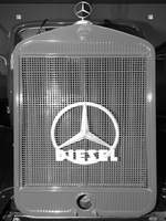 Kühlergrill eines Mercedes-Benz L3000 S, aufgenommen im Sächsischen Nutzfahrzeugmuseum Hartmannsdorf. (August 2018)