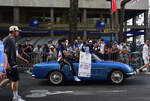 Berlinette Alpine A110 Cabriolet, in der Innenstadt von Le Mans bei der Fahrerparade, Le Mans 13.06.2025