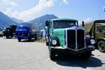 Zwei Saurer mit Pritschenaufbau am 27.6.26 beim Trucker Festival Interlaken.