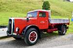 Ein Saurer mit Pritschenaufbau von Beer Transporte am 29.8.26 beim Diemtigtaler Truck Treff.