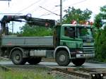 Scania_340-114C mit HIAB Ladekran berquert die Eisenbahnkreuzung an der B10 in Bruck/Leitha; 080617