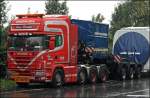 Wer htte das gedacht das ein Schwertransport mal in Ldenscheid auftaucht, und das noch vor der Haustr^^
Zwei Schwertransporter, vermutlich beladen mit einem Windkraftmotor, stehen am Morgen des 01.10.2008 auf der Bundesstrae. Hier im Bild ein SCANIA 164G V8 580PS der Dnischen Transportfirma SVAERGODS.
