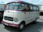 Mercedes-Bus bei einem Oldtimertreffen 070729