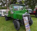 Daimler Type CB Truck aus dem Jahr 1915. Im Jahr 1899 präsentierte der britische Daimler-Lizenznehmer seinen ersten LKW. Es handelte sich um einen Ein-Tonner mit einer Kraftübertragung mittels Kette. Bald folgten LKW´s mit zwei und drei Tonnen Nutzlast. Im Jahr 1913 stellte Daimler die Kraftübertragung von Ketten- auf Kardanantrieb um. Der Vierzylinderreihenmotor des Type CB leistet 15 PS. 1926 tat sich Daimler aus Coventry mit AEC zusammen und gründete die Associated Daimler Co. Ltd. mit Sitz in London. Tätigkeitsschwerpunkt war jetzt die Herstellung von Omnibussen. Im Jahr 1960 wurde British Daimler dann von Jaguar übernommen und die Bus-Produktion wurde eingestellt. Classic car meeting in Abergavenny/South Wales am 25.05.2025.