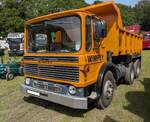 AEC Mammoth Major MK5 Kipplastwagen aus dem Jahr 1968. Wie an der Bezeichnung MK5 zu erkennen, wurde dieses Modell schon in der f�nften Generation von AEC (A ssociated E quipment C ompany) in Southall bei London gebaut. Er war in den Achsanordnungen 6x4 (Foto) und 8x4 und fast allen gew�nschten Aufbauten erh�ltlich. Der Sechszylinderreihendieselmotor hat einen Hubraum von 12470 cm� und lesitet zwischen 205 PS und 226 PS. Abergavenny Steam and Vintage Show am 27.05.2023.