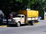 San Rafael, Argentinien, 11.Januar 2013: Alter Lastwagen an einer Tankstelle.