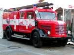 ehemaliger Feuerwehrwagen, Steyr480 darf nur noch fr Showzwecke verwendet werden, und wird mittels LKW von Einsatz zu Einsatz gekarrt. Hier bei der  Programm-Feuer-Tour  der Fernsehsender PRO7,SAT1,KABEL1-Austria am Hauptplatz RIED i.I. 061007
