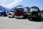 Ein Saurer mit Pritschenaufbau und ein Volvo F10 mit Pritschenaufbau und weitere LKW am 27.6.26 beim Trucker Festival Interlaken.
