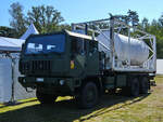 Das belgische Militär setzt auch diesen Iveco-LKW M250 ASTRA 6×6 ein, hier zu sehen mit einem mit Trinkwasser gefüllten Tankcontainer.