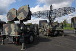 Im Vordergrung das High Power Illumination Radar (HPIR) AN/MPQ-57 Dauerstrichradar, dahinter das Pulse Acquisition Radar (PAR) - AN/MPQ-50 Zielerfassungsradar für das allwetterfähige