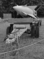 Dieser Anhänger ist mit einer von 1959 bis 1989 bei der Bundeswehr als Flugabwehrrakete MIM-14 NIKE HERCULES beladen.