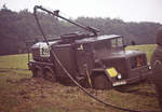 Oldie-Bild, Magirus Flugzeugtankwagen der Heeresflieger beim Manöver im Schlamm festgefahren, Anfang der 1961er Jahre in Schleswig-Holstein.