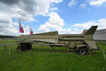 Dieser Anhänger ist mit einer Rakete MIM-14 Nike Hercules beladen. Diese wurde von 1959 bis 1989 bei der Bundeswehr in der Flugabwehr eingesetzt, konnte jedoch auch Bodenziele bekämpfen. (Militärhistorisches Museum der Bundeswehr am Flugplatz Berlin-Gatow, August 2023)