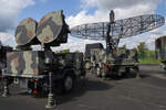 Im Vordergrung das High Power Illumination Radar (HPIR) AN/MPQ-57 Dauerstrichradar, dahinter das Pulse Acquisition Radar (PAR) - AN/MPQ-50 Zielerfassungsradar für das allwetterfähige Flugabwehrraketensystem MIM-23 HAWK, welches Mitte August 2023 im Militärhistorisches Museum der Bundeswehr am Flugplatz Berlin-Gatow ausgestellt wurde.
