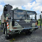 Dieser MAN 15T 8x8 trägt das Flugabwehrraketensystem ROLAND, welches der Bekämpfung von Flugzielen in niedrigen Flughöhen diente. (Militärhistorisches Museum der Bundeswehr am Flugplatz Berlin-Gatow, August 2023)