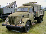 Auf diesem GAZ-51 wurde das Hydraulikaussenbordaggregat UPG-250GM installiert. (Cottbus, Juni 2002)