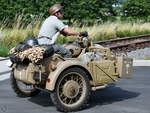 Sieht man so auch nicht alle Tage - ein altes Wehrmachtmotorrad mit Beiwagen. (Hüinghausen, Juli 2022)