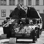 Das gepanzerte Kettenfahrzeug  Wiesel , dahinter die Panzerhaubitze 2000 im Militärhistorischen Museum der Bundeswehr.