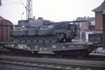 Bahnhof Meppen am 16.11.1988  Dieser Leopard Panzer der Bundeswehr befindet sich auf einem speziellen Tiefladewagen und wartet auf den Weitertransport.