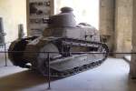 In den Kolonnaden rings um den Ehrenhof des Invalidendoms in Paris ist auch dieser Panzer Renault FT 17 von 1917 ausgestellt.