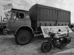 Ein Bedford TK und ein BMW Motorrad der Militärpolizei Mitte Juli 2018 in Fairford.