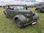 Humber Snipe Staff-car. Dieses Auto soll wohl eine Hommage an den Kommandowagen des legend�ren britischen Feldmarschalls Bernard Montgomery sein, der seinen Humber liebevoll  Old Faithful“ nannte. Bei diesem Modell wurde die Karosserie des Humber Snipe mit dem Motor des Humber Pullman versehen. Dieser Sechszylinderreihenmotor hat einen Hubraum von 4139 cm� und leistet, je nach Ausf�hrung zwischen 87 PS und 100 PS. Diese offene Variante mit Allreadantrieb wurde speziell f�r den Einsatz in Nordafrika gebaut. Sie verf�gte oft �ber eine zweite, herunterklappbare Windschutzscheibe f�r die Passagiere im Fond. Castle Combe Vintage Show am 19.05.2024 in Wiltshire/England.