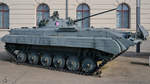 Ein amphibischer Schützenpanzer BMP 2 der NVA im Militärhistorischen Museum der Bundeswehr.