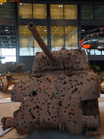 Im Nationalen Militärmuseum Soesterberg stand Ende Dezember 2016 dieser als Zieldarstellungsfahrzeug missbrauchter M4A19 Sherman.