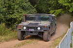 Hummer mit Mitfahrer auf der Piste unterwegs, gesehen am Tag der offenen Tür bei der luxemburgischen Armee.