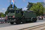 Scania gepanzerter Schwerlast Abschlepplkw der Luxemburgischen Armee, fährt bei der Militärparade in der Stadt Luxemburg mit.
