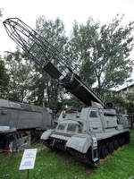 Die mobile Raketenstartrampe 2P19 auf Basis des schweren sowjetischen Kettenfahrzeuges ISU-152K ist ausgestellt im Museum der Polnischen Armee. (Warschau, August 2011) 