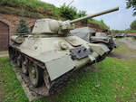 Ein mittlerer Kampfpanzer T-34 in der Zweigstelle Fort IX  Sadyba  des Armeemuseums Warschau.