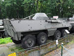 Der amphibische allradgetriebene Truppentransportpanzer SKOT-2AP im Museum der Polnischen Armee (Warschau, August 2011)