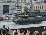Ein T-90-Panzer während der Generalprobe am 7.5.2016 für die Parade zum 71. Jahrestag des Siegs über Nazi-Deutschland im Zweiten Weltkrieg in Moskau.