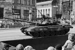 Ein T-90-Panzer während der Generalprobe am 7.5.2016 für die Parade zum 71.