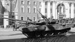 Ein T-90-Panzer wartet auf den Start der Generalprobe am 7.5.2016 für die Parade zum 71.
